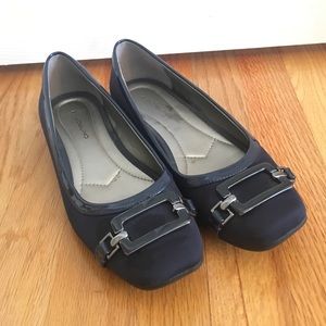 Bandolino Navy flats with buckle